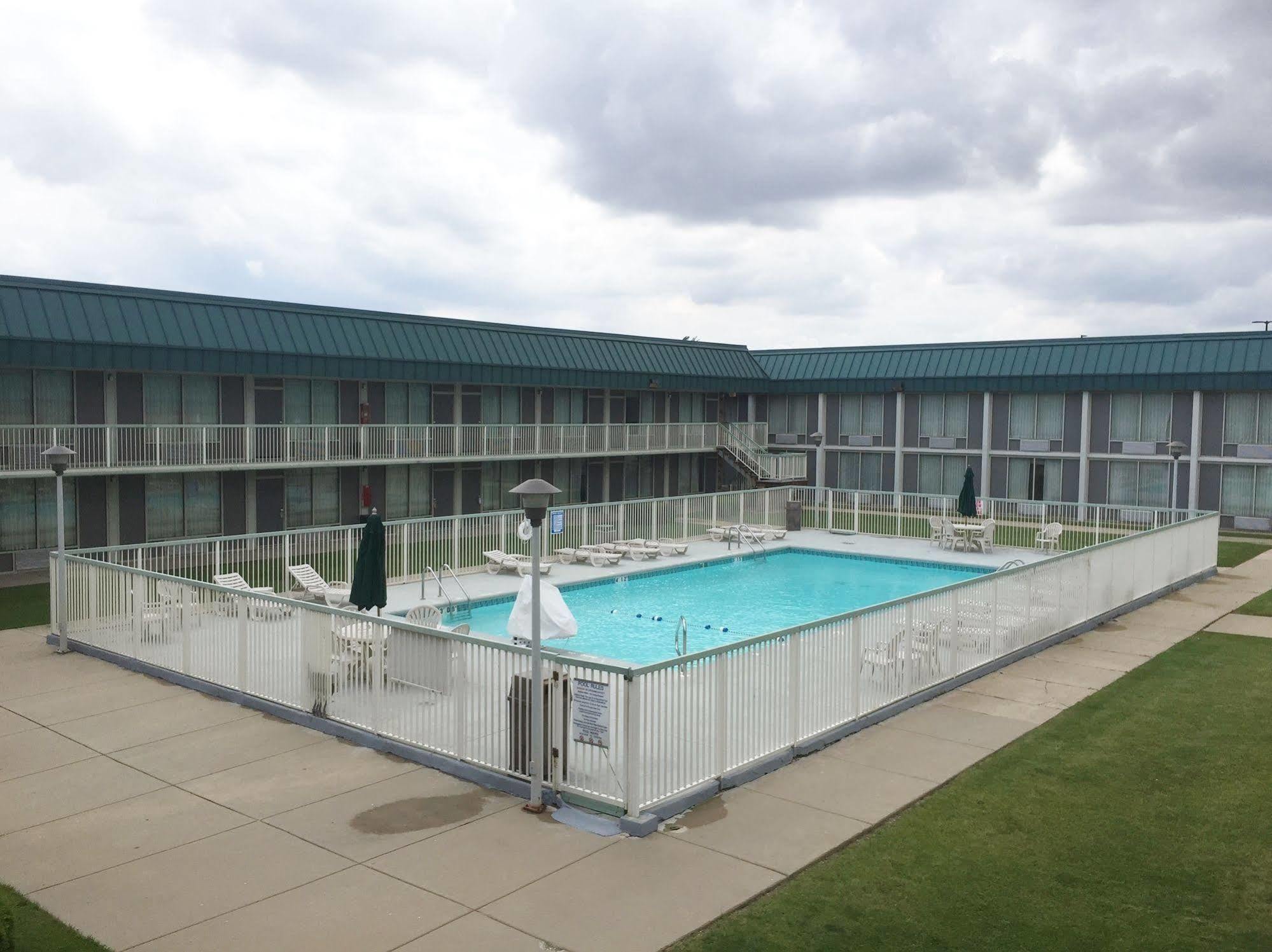 Red Roof Inn & Suites דקלב מראה חיצוני תמונה